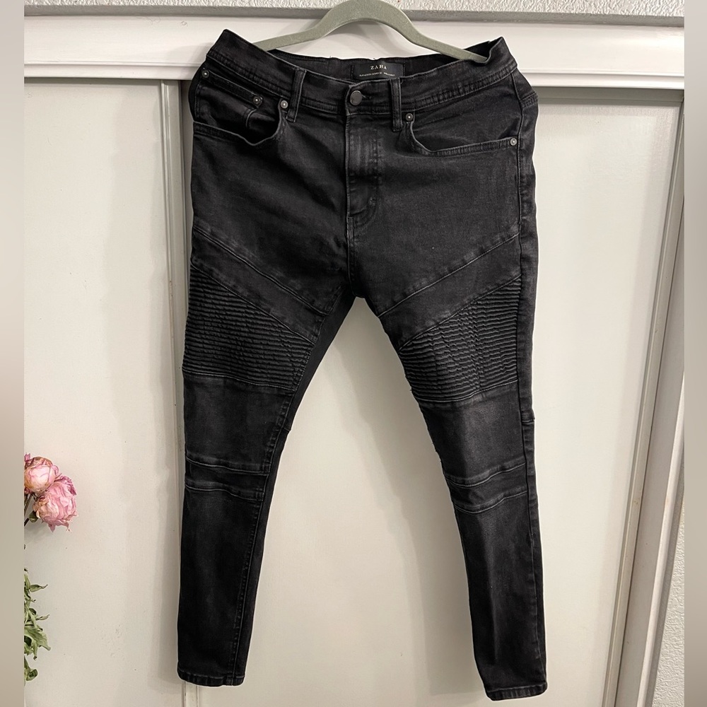 Zara Men size 32 small area on right rear pocket needs attention not noticeable